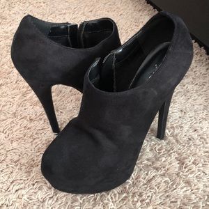 Paprika 7.5 Platform black booties